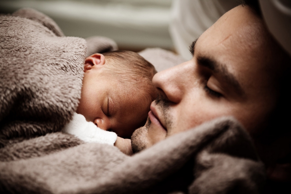 Baby and dad sleeping, Vera Kratochvil, Licence CC0
