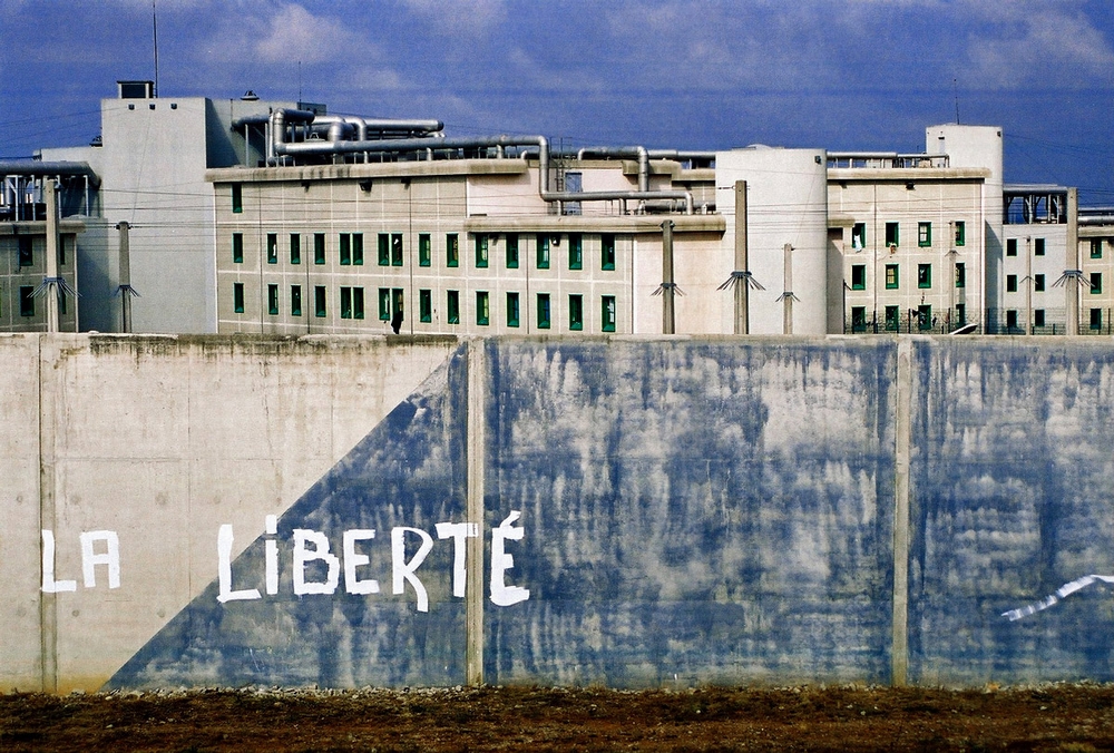 Graffiti La Liberté sur un mur de la prison de Villeneuve-lès-Maguelone, près de Montpellier (Hérault, France).