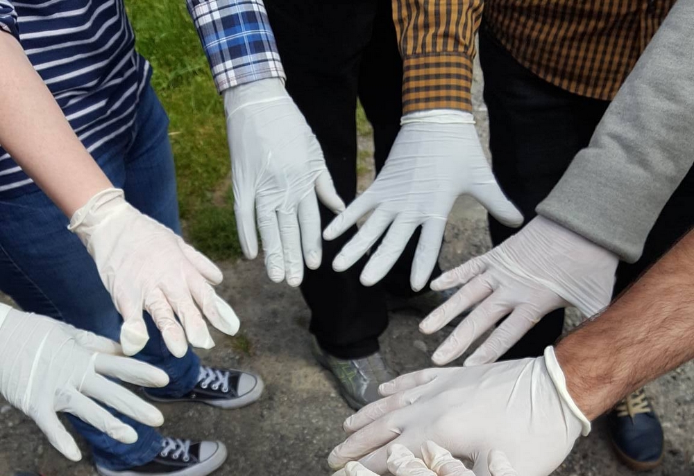 mains gantées pour collecte de déchets