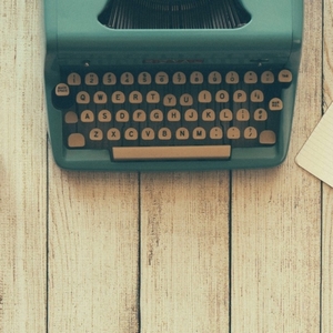 machine à écrire ancienne sur une table